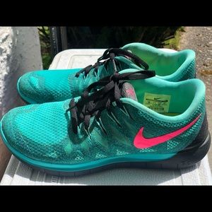 WOMEN’S SIZE 10 NIKE FREE RUNS